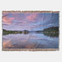 Réflexions sur le ciel de Dusk sur Loch Carron