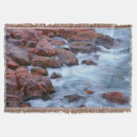 Rivage rocheux avec de l'eau, Canada