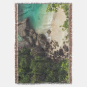 Couverture Sandy Beach Cove avec arbres verts, rochers et océ (devant Vertical)