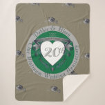 Couverture Sherpa 20e Emblème Emerald Green & Grey Heart<br><div class="desc">N'est-ce pas fabuleux pour leur 20e anniversaire de mariage ? Leur propre emblème de coeur avec médaillon texte personnalisé,  vert émeraude et une étonnante répétition rose sur une couverture Sherpa pour HER!</div>
