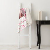 Couverture Sherpa 90e anniversaire rose rayures blanches florales ph (En situation)