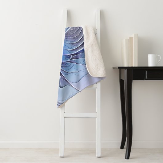 Couverture Sherpa Abstrait Art Fractal Lavande Bleu (En situation)