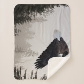 Couverture Sherpa Aigle à tête blanche qui s'envole à travers la fos (Devant)