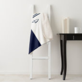 Couverture Sherpa Ancre Bleue de la marine nautique Monogramme (En situation)