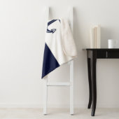 Couverture Sherpa Ancre Bleue de la marine nautique Monogramme (En situation)