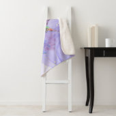 Couverture Sherpa Aquarelle Colibri bleu violet fleurs du jardin (En situation)