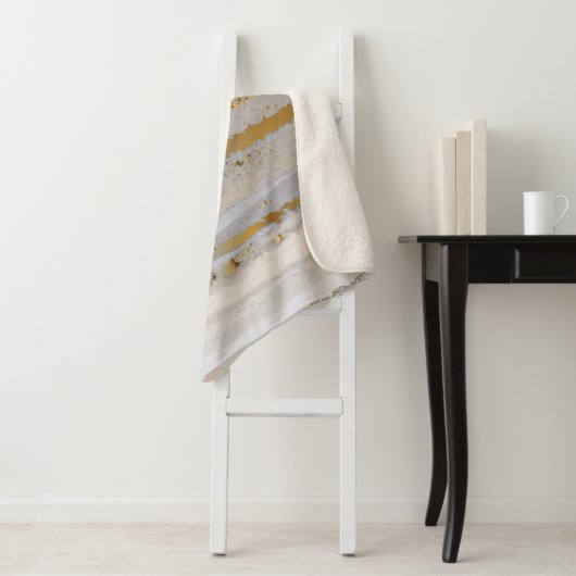 Couverture Sherpa Aquarelle gris et texture or de luxe (En situation)