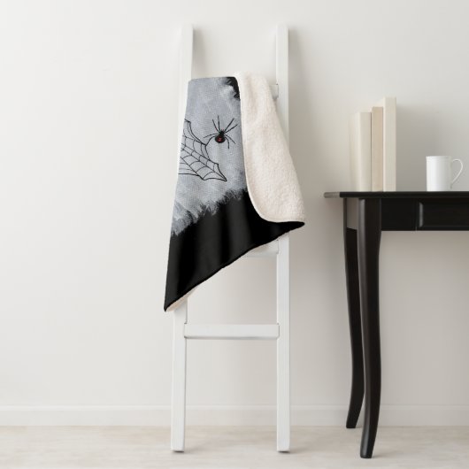 Couverture Sherpa Araignées noires veuves vitre rouge en Web en blan (En situation)