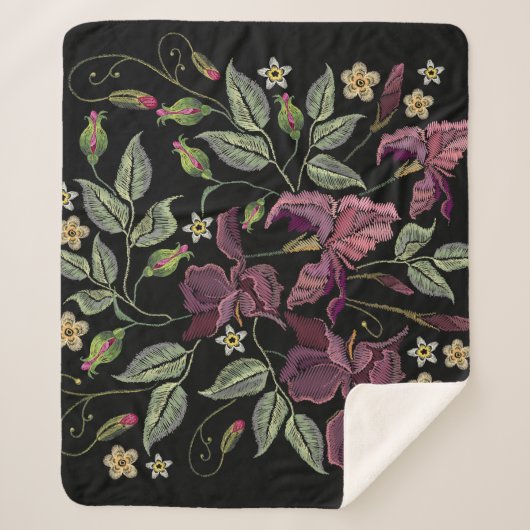 Couverture Sherpa Arrière - plan noir Irises pourpres brodé. (Devant)