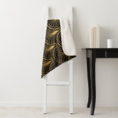 Couverture Sherpa Art Déco, or noir, motif sans soudure. (En situation)