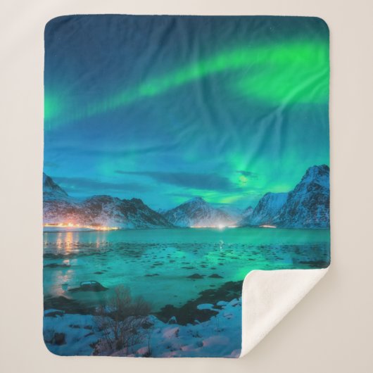 Couverture Sherpa Aurora borealis over the sea coast, snowy mountain (Devant)