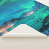 Couverture Sherpa Aurora borealis over the sea coast, snowy mountain (3/4)