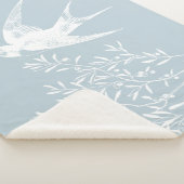 Couverture Sherpa Avaler l'oiseau survolant les branches d'olivier (3/4)