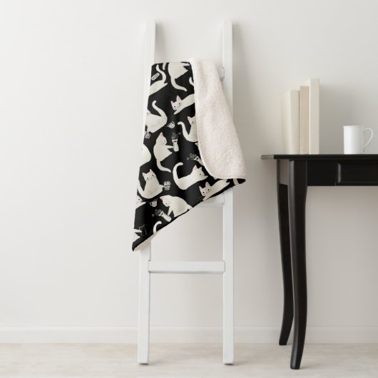 Couverture Sherpa Bad Cats Knocking Stuff Over, White Cats on Black (En situation)