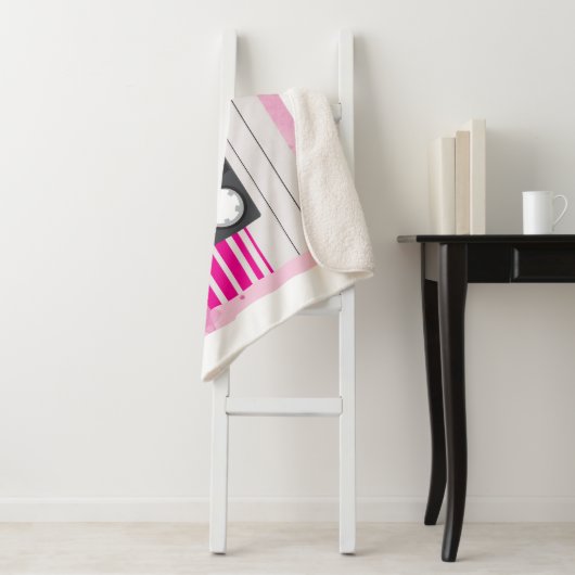 Couverture Sherpa Bande de cassette rose avec éclaboussures d'aquare (En situation)