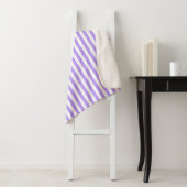 Couverture Sherpa Bandes de bonbons violettes et blanches (En situation)