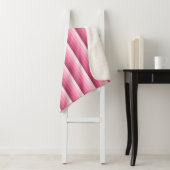 Couverture Sherpa Bandes d'ombre rose (En situation)