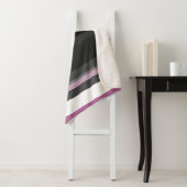 Couverture Sherpa Bandes noires, grises et blanches (En situation)