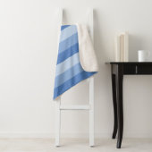 Couverture Sherpa Bandes ombres dans les tons bleus (En situation)