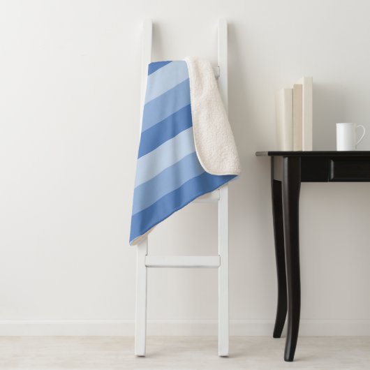 Couverture Sherpa Bandes ombres dans les tons bleus (En situation)