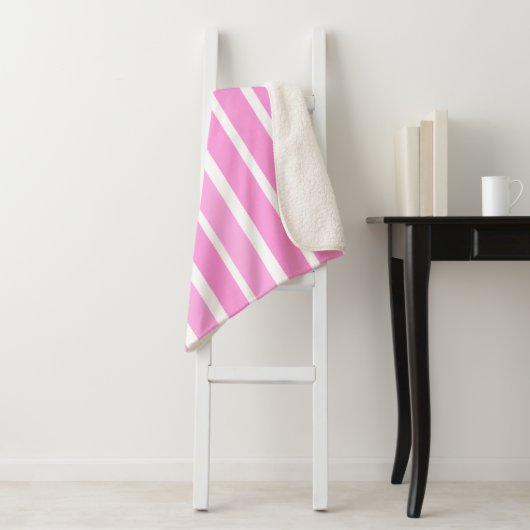 Couverture Sherpa Bandes roses et blanches (En situation)