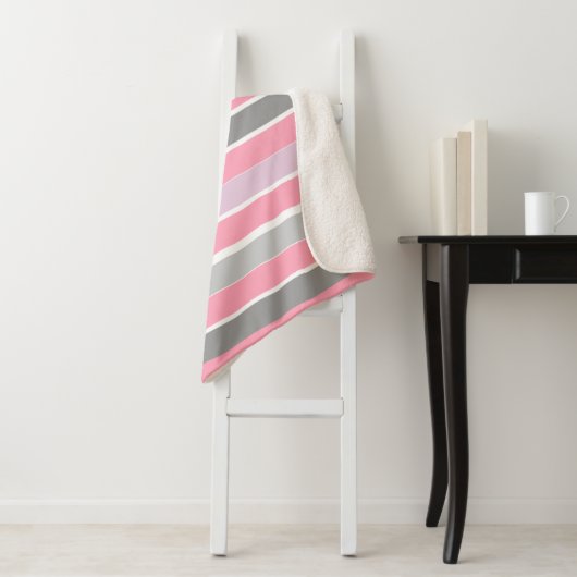Couverture Sherpa Bandes roses et gris (En situation)