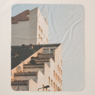 COUVERTURE SHERPA BÂTIMENT EN BÉTON BLANC