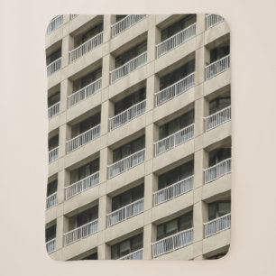 Couverture Sherpa Bâtiment en béton blanc en journée
