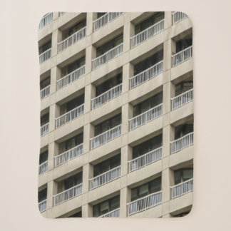 Couverture Sherpa Bâtiment en béton blanc en journée