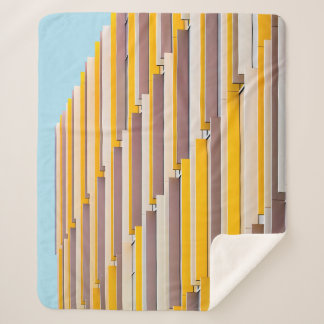 COUVERTURE SHERPA BÂTIMENT EN BÉTON JAUNE EN JOURNÉE