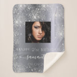 Couverture Sherpa Birthday argent parties scintillant scintille nom<br><div class="desc">Un cadeau pour un 21e anniversaire féminin et glamour (ou tout âge). Un arrière - plan métallique à l'aspect faux argenté avec de la poussière de parties scintillant. Personnalisez et ajoutez votre propre photo de haute qualité de la fille d'anniversaire. Le texte : Le nom est écrit en blanc avec...</div>