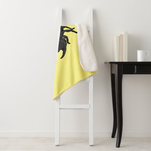 Couverture Sherpa Black hungry scorpion (En situation)