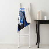 Couverture Sherpa Blanc argenté, texture marbré d'eau profonde. (En situation)