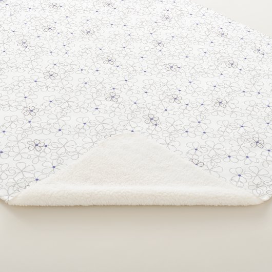 Couverture Sherpa Blanche Sherpa Taupe à la main (3/4)