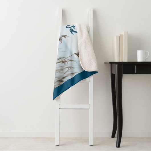 Couverture Sherpa Bleu automne côtier et Citrouilles blancs et Starf (En situation)