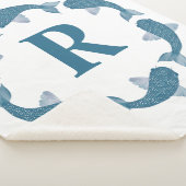 Couverture Sherpa Bleu Koi poisson entourant un monogramme initial (3/4)