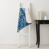 Couverture Sherpa Bleu - Nom vert et Monogram Cloud Word Art (En situation)