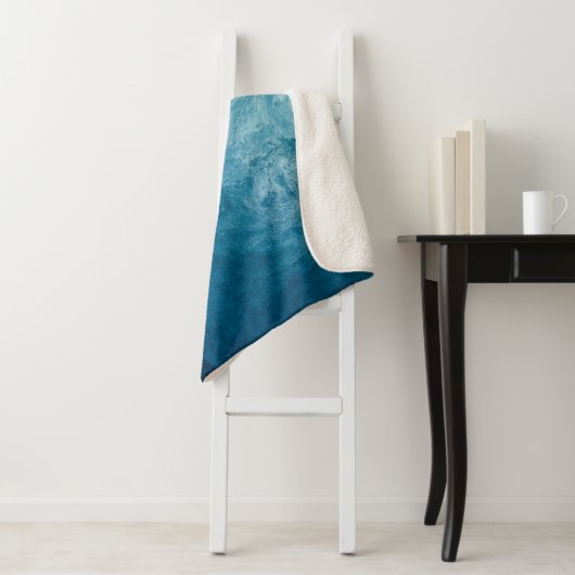 Couverture Sherpa Bleu Tranquille Océan Vagues Nature Art Abstrait (En situation)