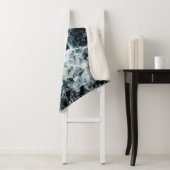 Couverture Sherpa Blue Black Ocean Waves Hawaii Monogramme (En situation)