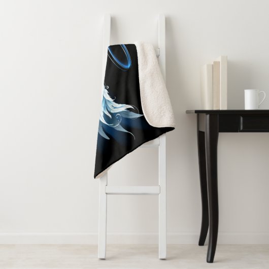 Couverture Sherpa Blue Glowing Angel Wings on black background (En situation)