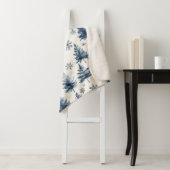 Couverture Sherpa Blue White Christmas Trees Snowflakes (En situation)