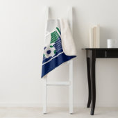 Couverture Sherpa Boule de football en vert foncé et bleu (En situation)