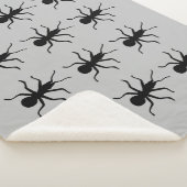 Couverture Sherpa Bouquet de Déplaisantes Crawly Black Ants sur Grey (3/4)