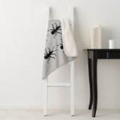 Couverture Sherpa Bouquet de Déplaisantes Crawly Black Ants sur Grey (En situation)