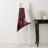 Couverture Sherpa Bourgogne Empreinte de léopard Gold Love (En situation)