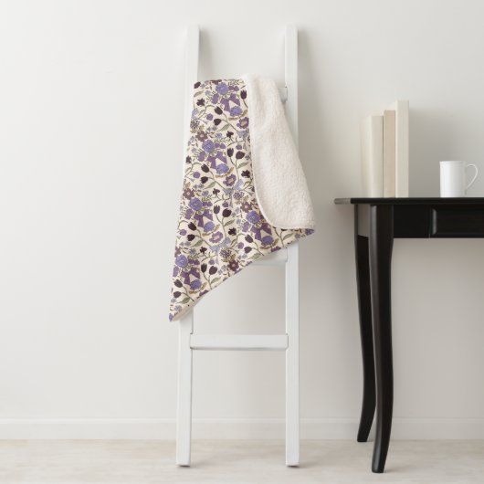 Couverture Sherpa Bows pourpres et fleurs rustiques (En situation)