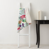 Couverture Sherpa Bright Tropical Floral avec Monogramme (En situation)