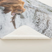 Couverture Sherpa Brown Bear Catches Red Salmon (3/4)