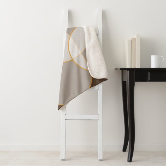 Couverture Sherpa Brown, Beige, Tan & Or Motif d'arc Abstrait (En situation)