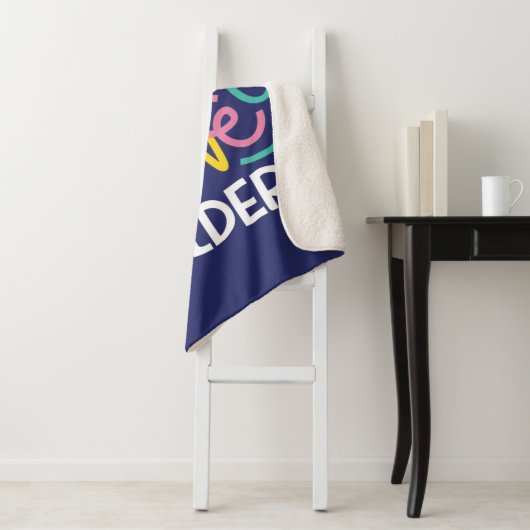 Couverture Sherpa BUGS BUNNY BUILDERS™| Hard Hat Stacked Logo (En situation)